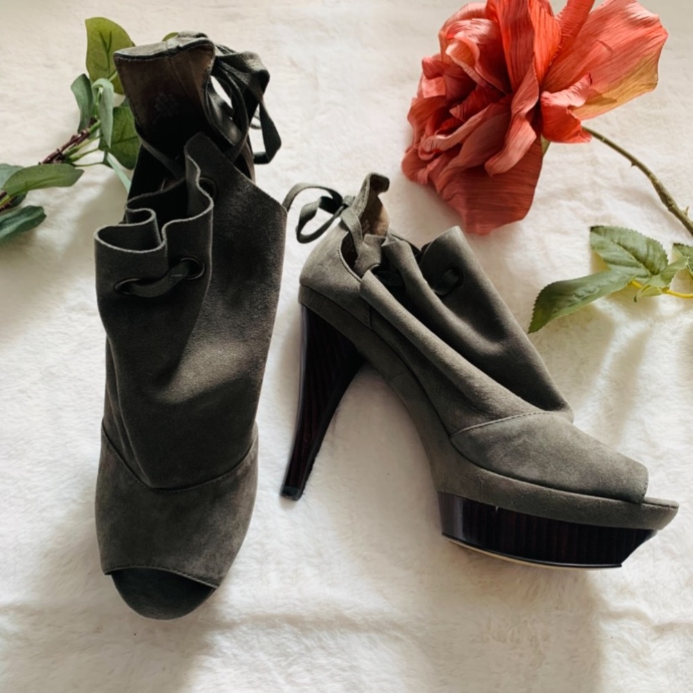 Nine West Peep Toe Women's Heels - Size 8M